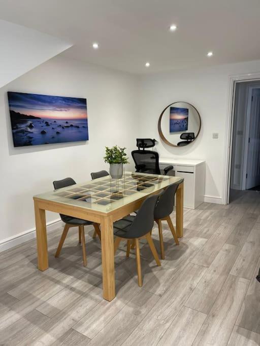 Maisy Lodge - Two Bed Lux Flat - Parking, Netflix, Wifi - Close To Blenheim Palace & Oxford - F2 Kidlington Luaran gambar