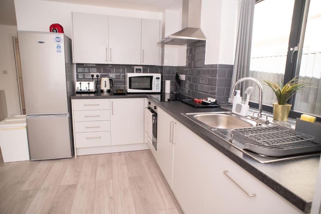 Maisy Lodge - Two Bed Lux Flat - Parking, Netflix, Wifi - Close To Blenheim Palace & Oxford - F2 Kidlington Luaran gambar