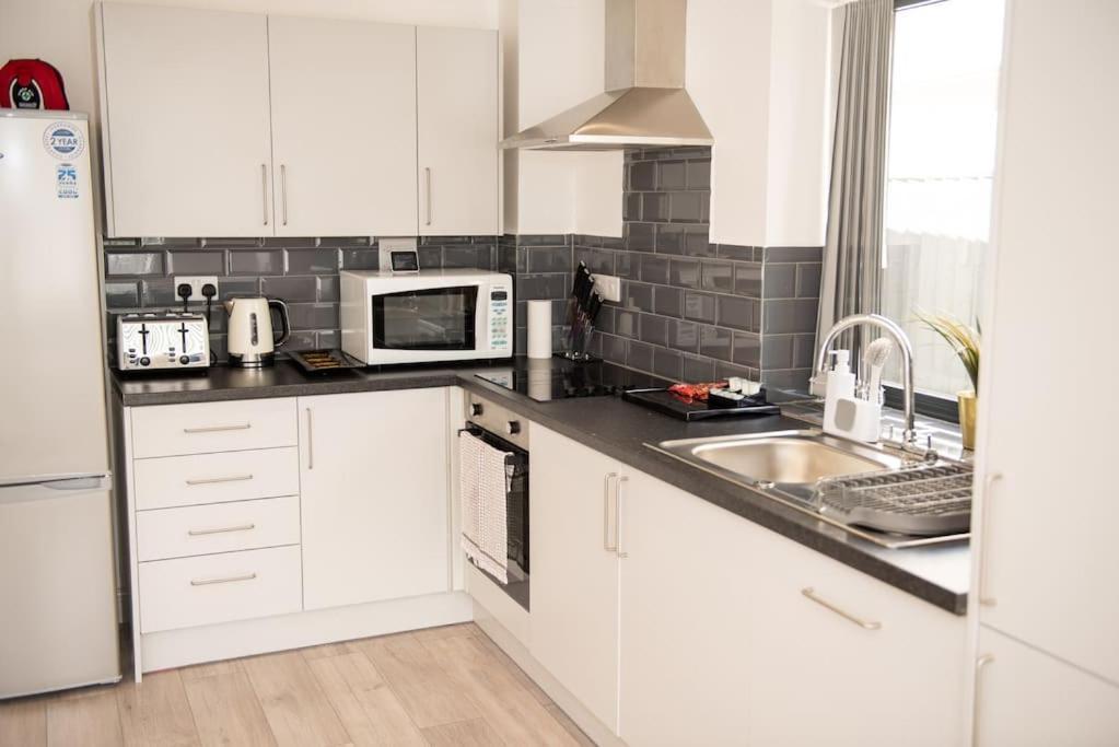 Maisy Lodge - Two Bed Lux Flat - Parking, Netflix, Wifi - Close To Blenheim Palace & Oxford - F2 Kidlington Luaran gambar